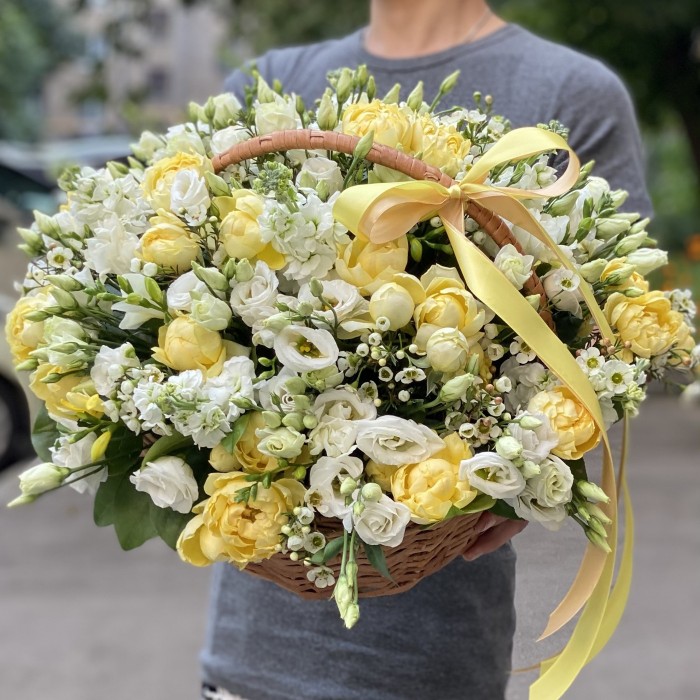 Корзина с лимонными и белыми цветами