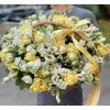 Корзина с лимонными и белыми цветами