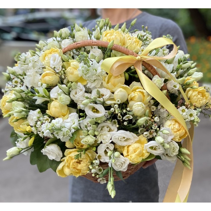 Корзина с лимонными и белыми цветами