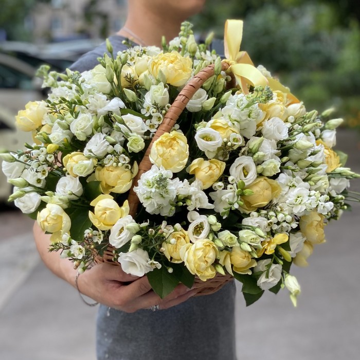 Корзина с лимонными и белыми цветами