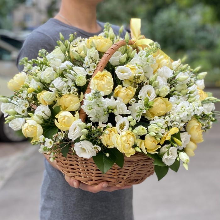 Корзина с лимонными и белыми цветами