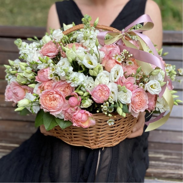 Корзина с персиковыми и белыми цветами
