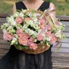 Корзина с персиковыми и белыми цветами