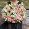 Корзина с персиковыми и белыми цветами