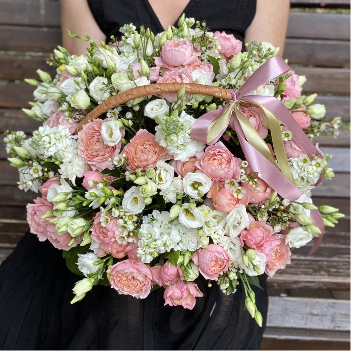 Корзина с персиковыми и белыми цветами