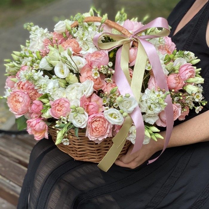 Корзина с персиковыми и белыми цветами