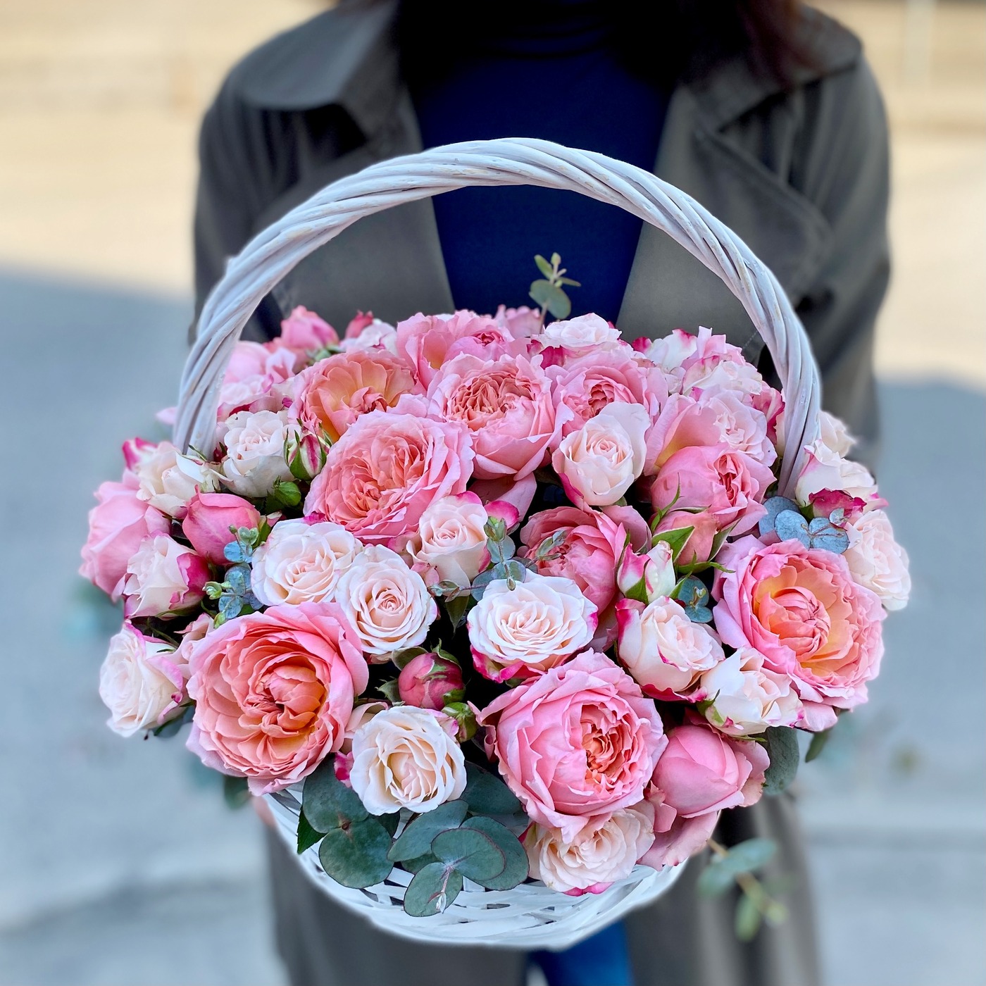 Пионовидные розы в корзине | доставка по Москве и области