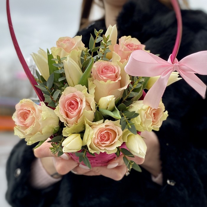 Корзина с розами и белыми тюльпанами