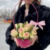 Корзина с розами и белыми тюльпанами