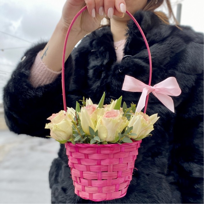 Корзина с розами и белыми тюльпанами