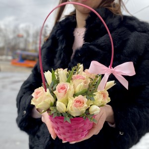 Корзина с розами и белыми тюльпанами