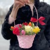 Корзина с розами и разноцветными тюльпанами