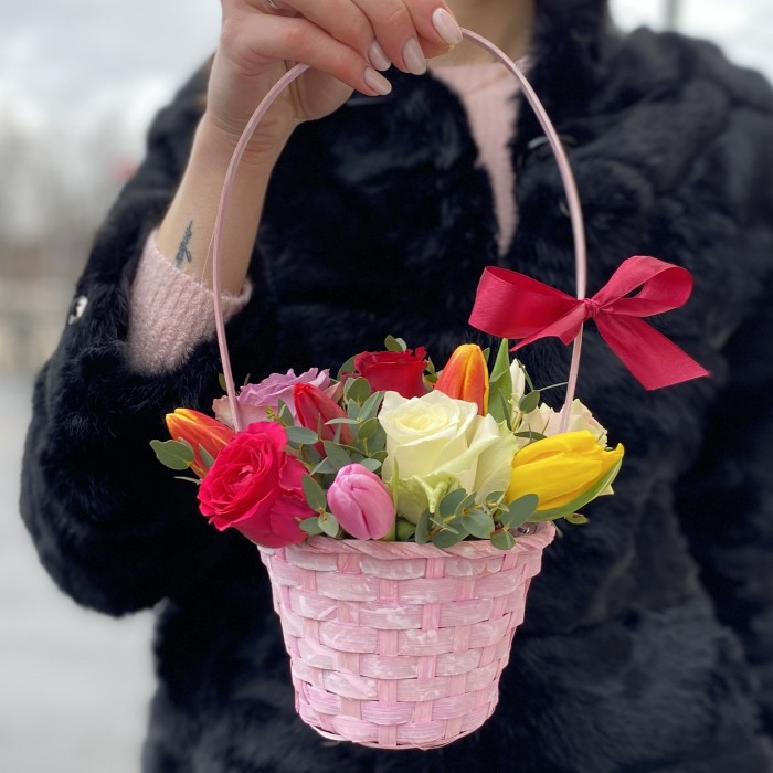 Корзина с розами и разноцветными тюльпанами