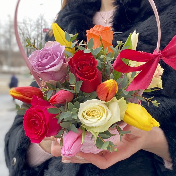 Корзина с розами и разноцветными тюльпанами