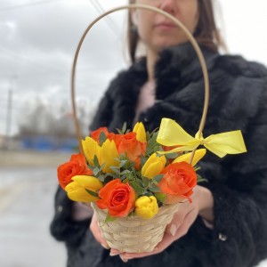Корзина с розами и желтыми тюльпанами