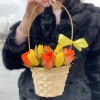 Корзина с розами и желтыми тюльпанами