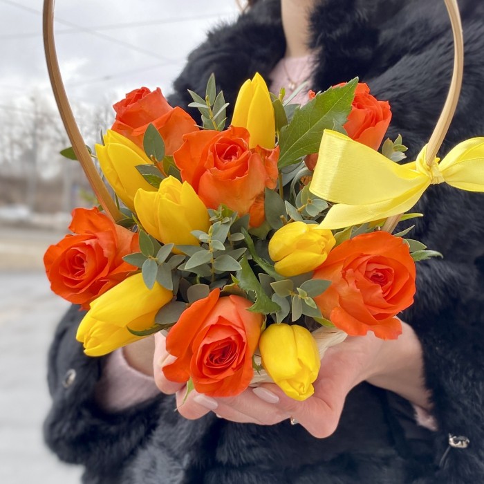 Корзина с розами и желтыми тюльпанами