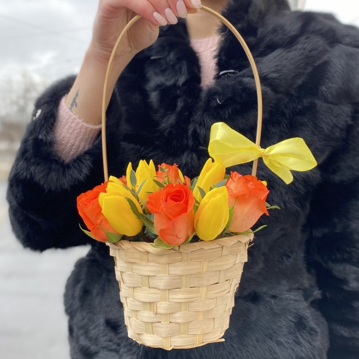 Корзина с розами и желтыми тюльпанами