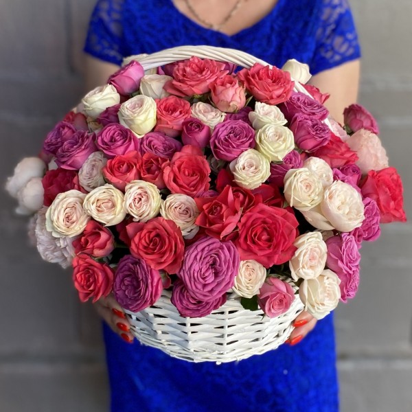 Корзина кустовых пионовидных роз Тайный сад