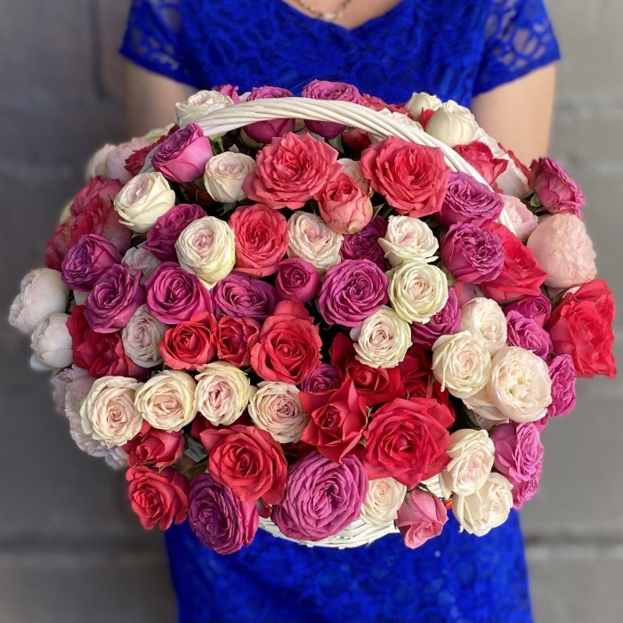 Корзина кустовых пионовидных роз Тайный сад