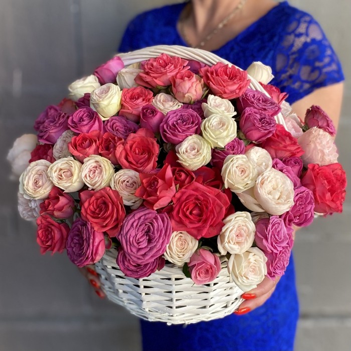 Корзина кустовых пионовидных роз Тайный сад