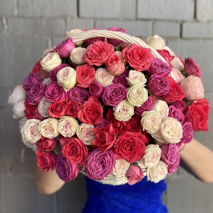 Корзина кустовых пионовидных роз Тайный сад