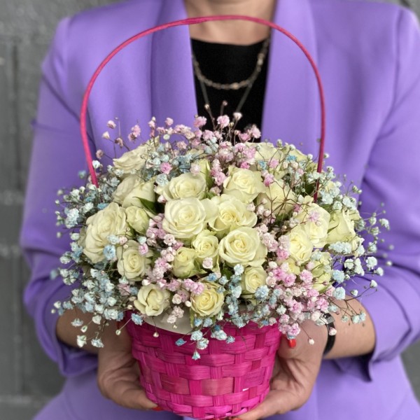 Корзина с белыми кустовыми розами и радужной гипсофилой