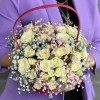 Корзина с белыми кустовыми розами и радужной гипсофилой