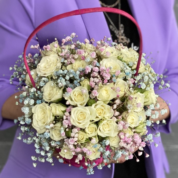 Корзина с белыми кустовыми розами и радужной гипсофилой