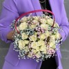 Корзина с белыми кустовыми розами и радужной гипсофилой