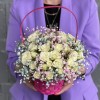Корзина с белыми кустовыми розами и радужной гипсофилой