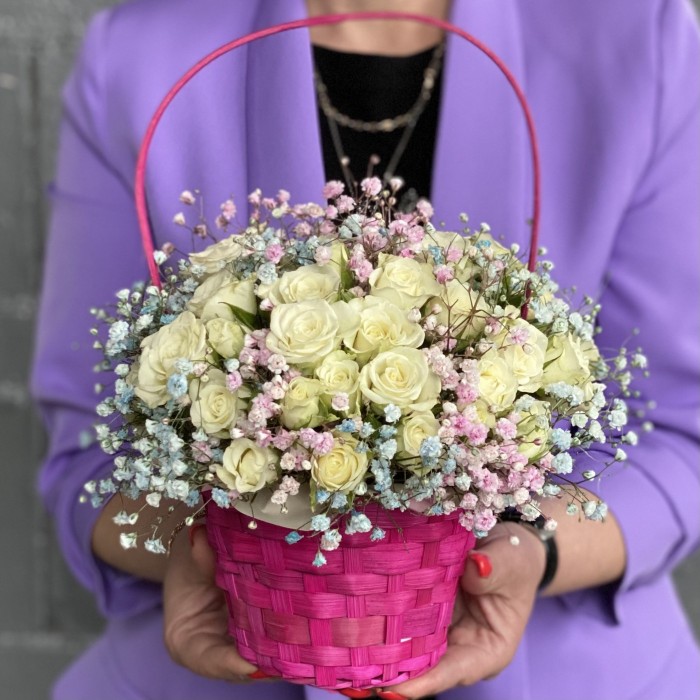 Корзина с белыми кустовыми розами и радужной гипсофилой