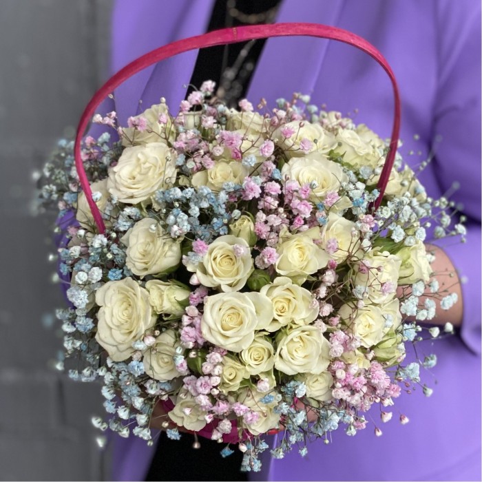 Корзина с белыми кустовыми розами и радужной гипсофилой