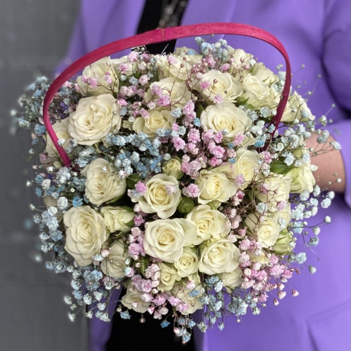 Корзина с белыми кустовыми розами и радужной гипсофилой