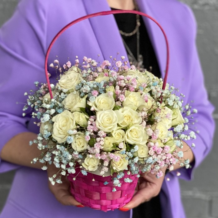 Корзина с белыми кустовыми розами и радужной гипсофилой