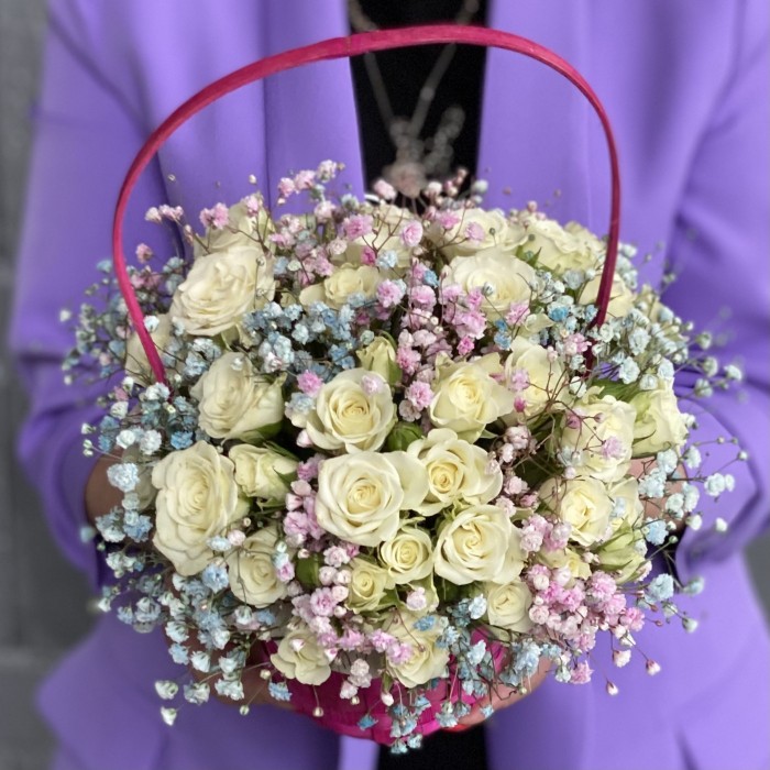 Корзина с белыми кустовыми розами и радужной гипсофилой