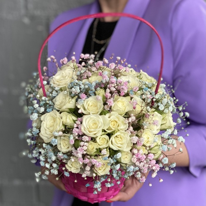 Корзина с белыми кустовыми розами и радужной гипсофилой