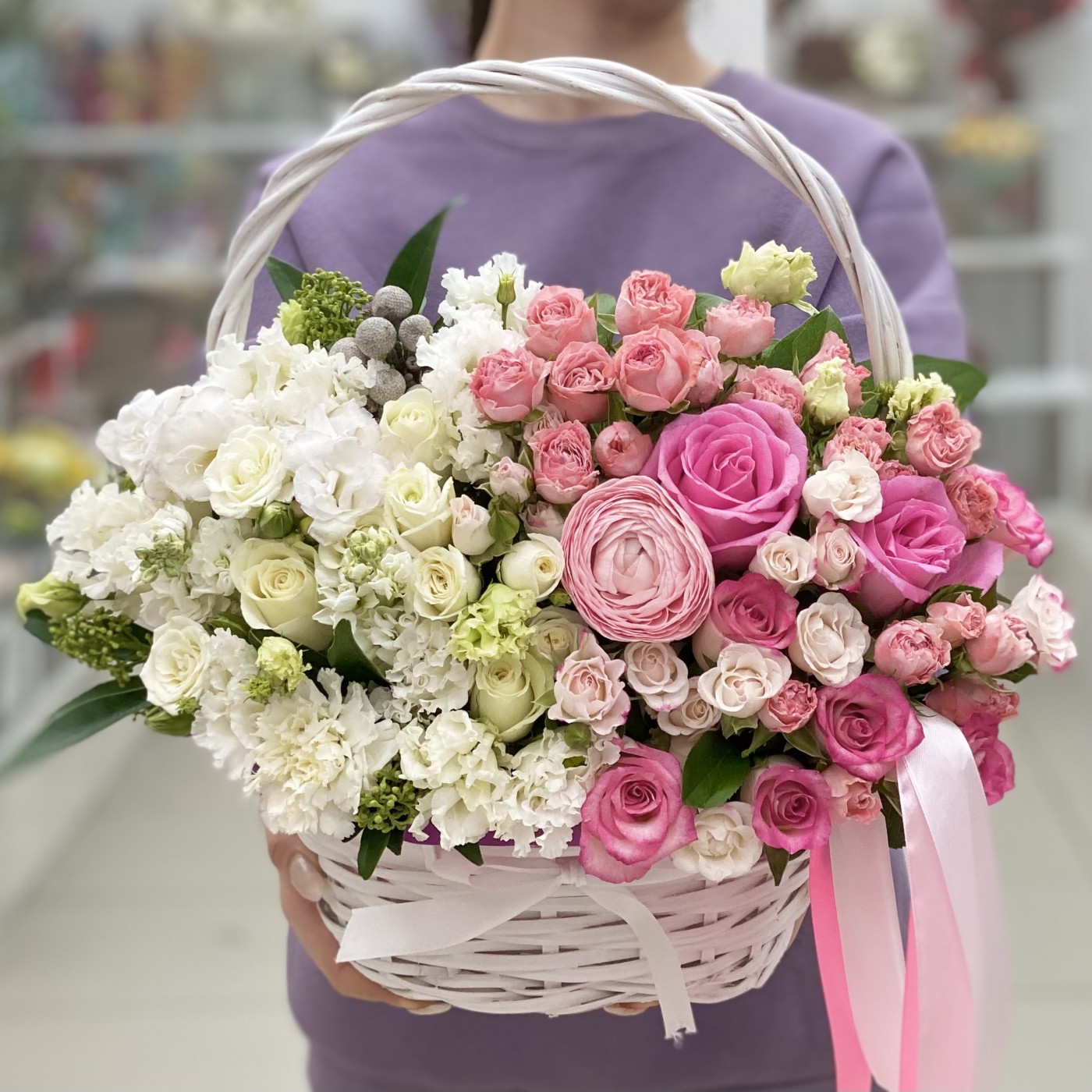Сборная корзина с цветами Градиент | доставка по Москве и области