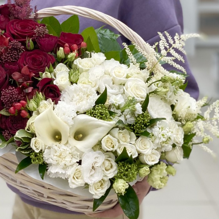 Сборная красно-белая корзина с цветами