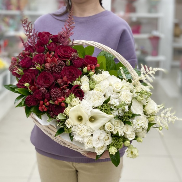 Сборная красно-белая корзина с цветами
