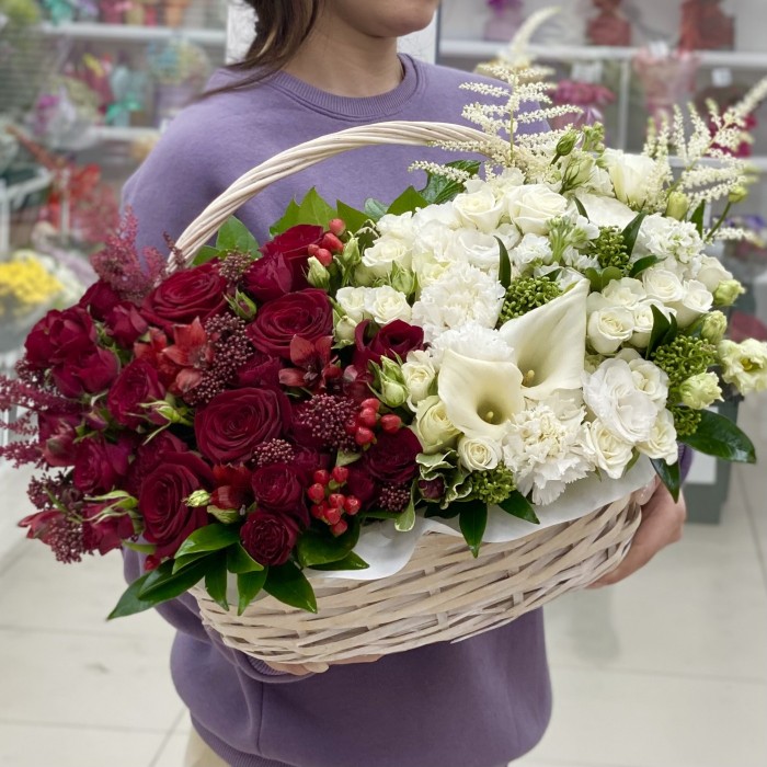 Сборная красно-белая корзина с цветами
