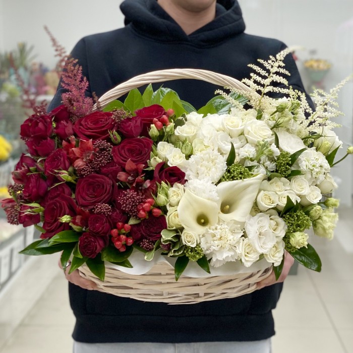 Сборная красно-белая корзина с цветами