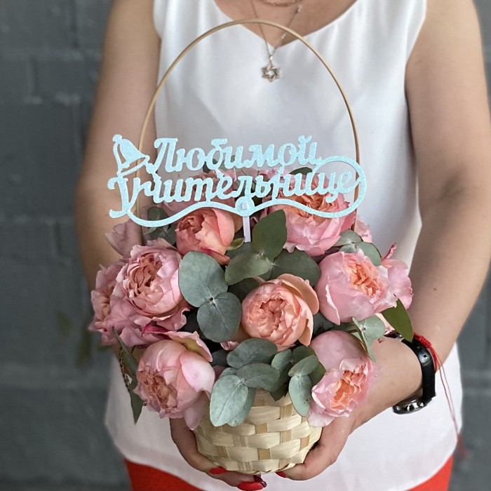 Кустовая пионовидная роза Джульетта с эвкалиптом в корзине