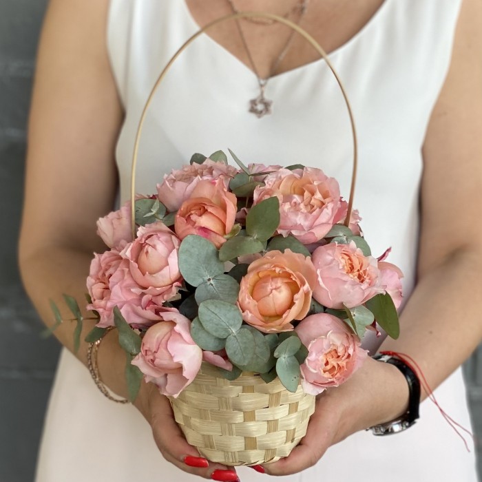 Кустовая пионовидная роза Джульетта с эвкалиптом в корзине