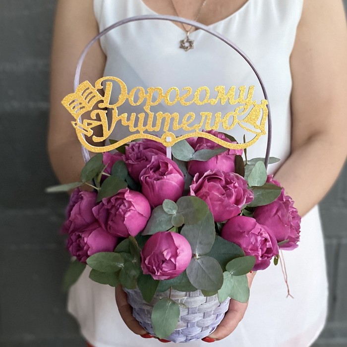 Кустовая пионовидная роза Мисти Баблс с эвкалиптом в корзине