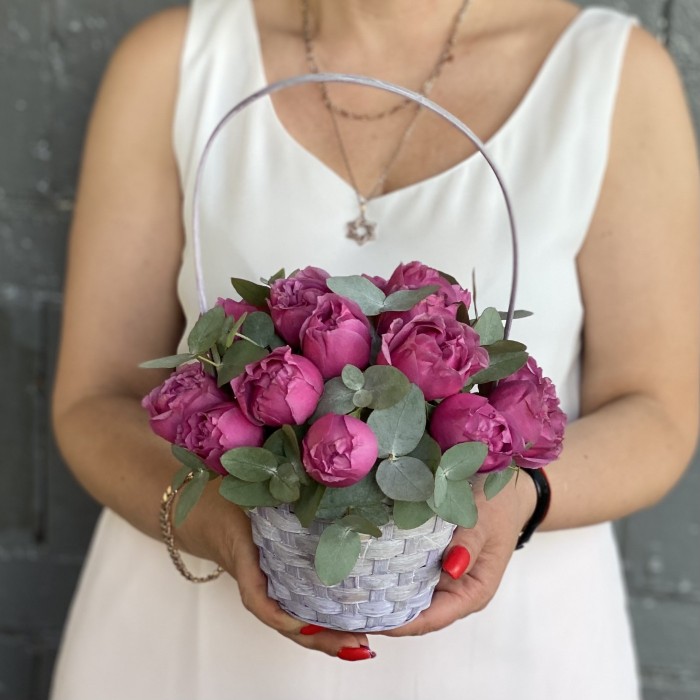 Кустовая пионовидная роза Мисти Баблс с эвкалиптом в корзине