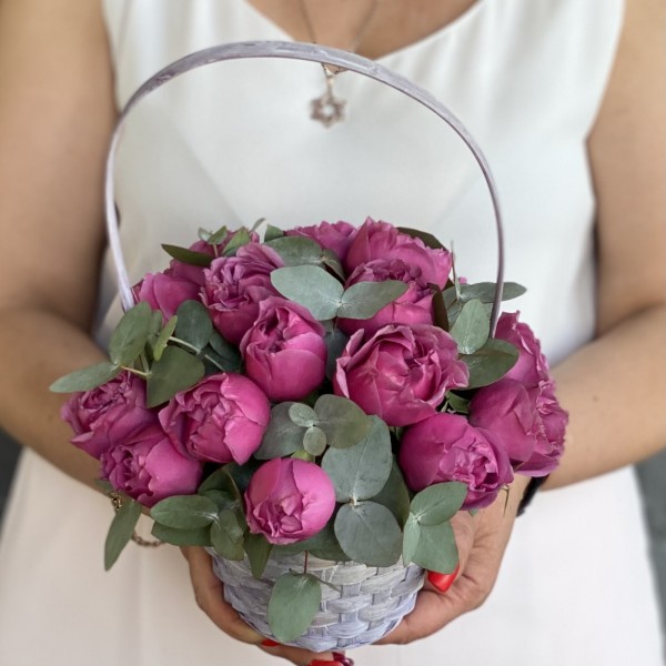 Кустовая пионовидная роза Мисти Баблс с эвкалиптом в корзине