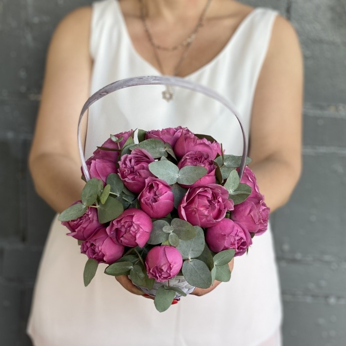 Кустовая пионовидная роза Мисти Баблс с эвкалиптом в корзине