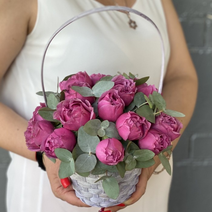 Кустовая пионовидная роза Мисти Баблс с эвкалиптом в корзине