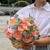 Кустовая пионовидная роза Джульетта в корзине